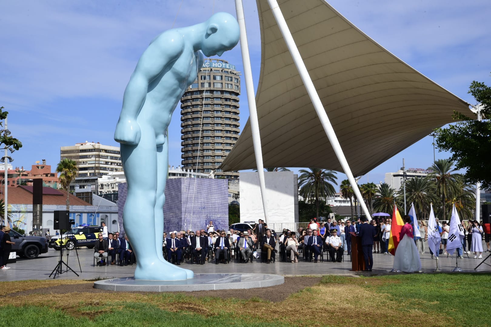 El gesto que une dos pueblos: Las Palmas inaugura el Greetingman