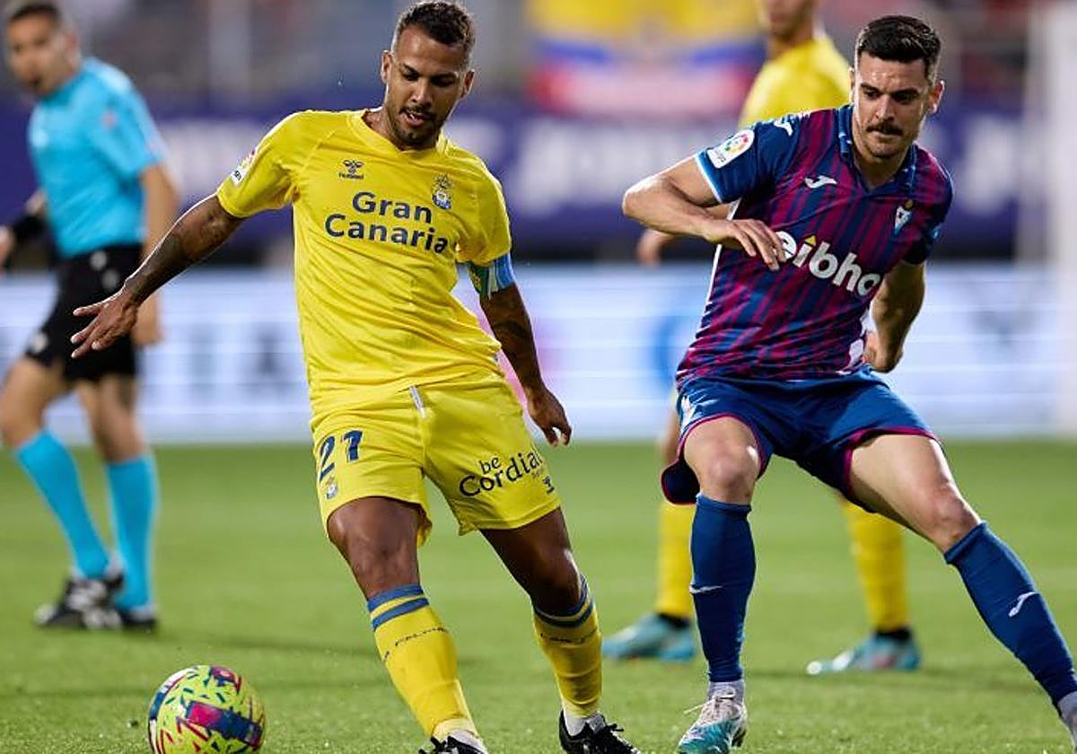 Viera protege la pelota, en el último duelo de los amarillos contra el Eibar en Ipurua (2023).