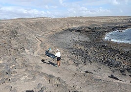 Dos voluntarias de Limpiaventura recogen recogen residuos en la costa del municipio de Antigua.