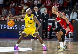El base francés Andrew Albicy dirige el juego en el partido en Portugal.
