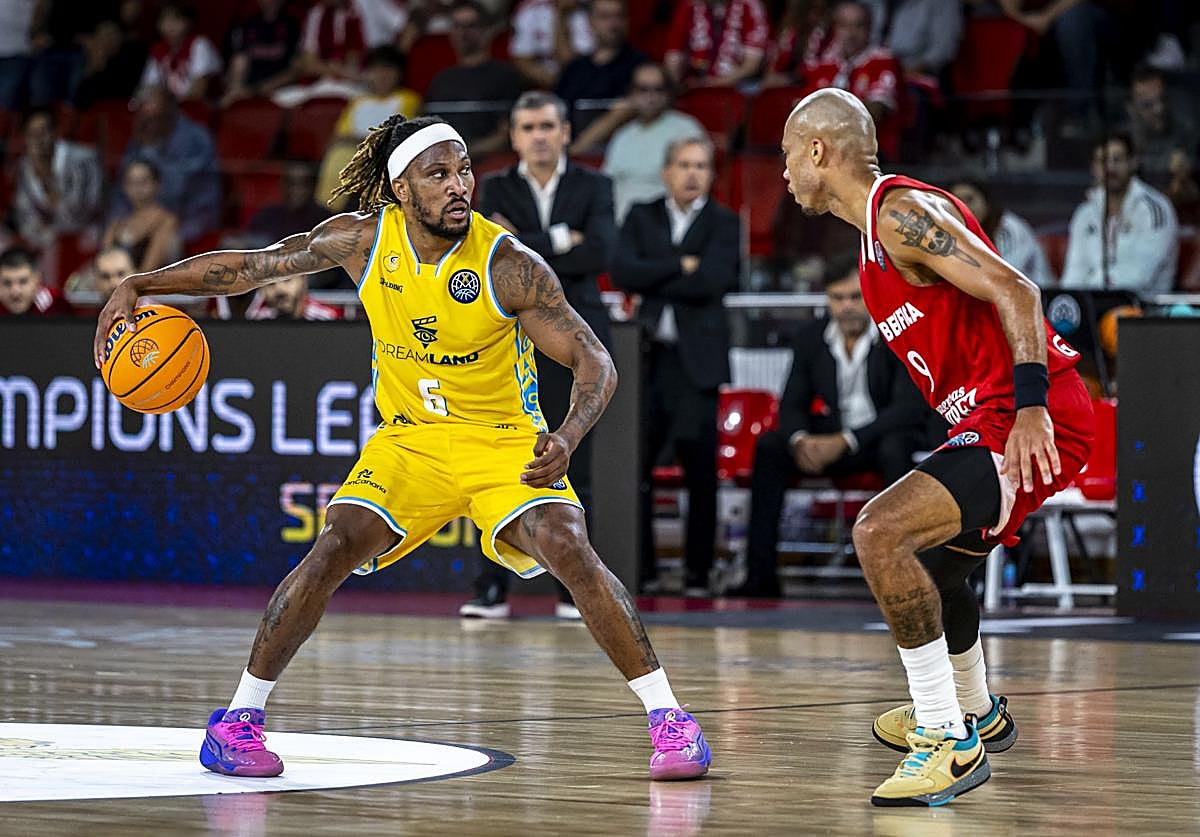 El base francés Andrew Albicy dirige el juego en el partido en Portugal.