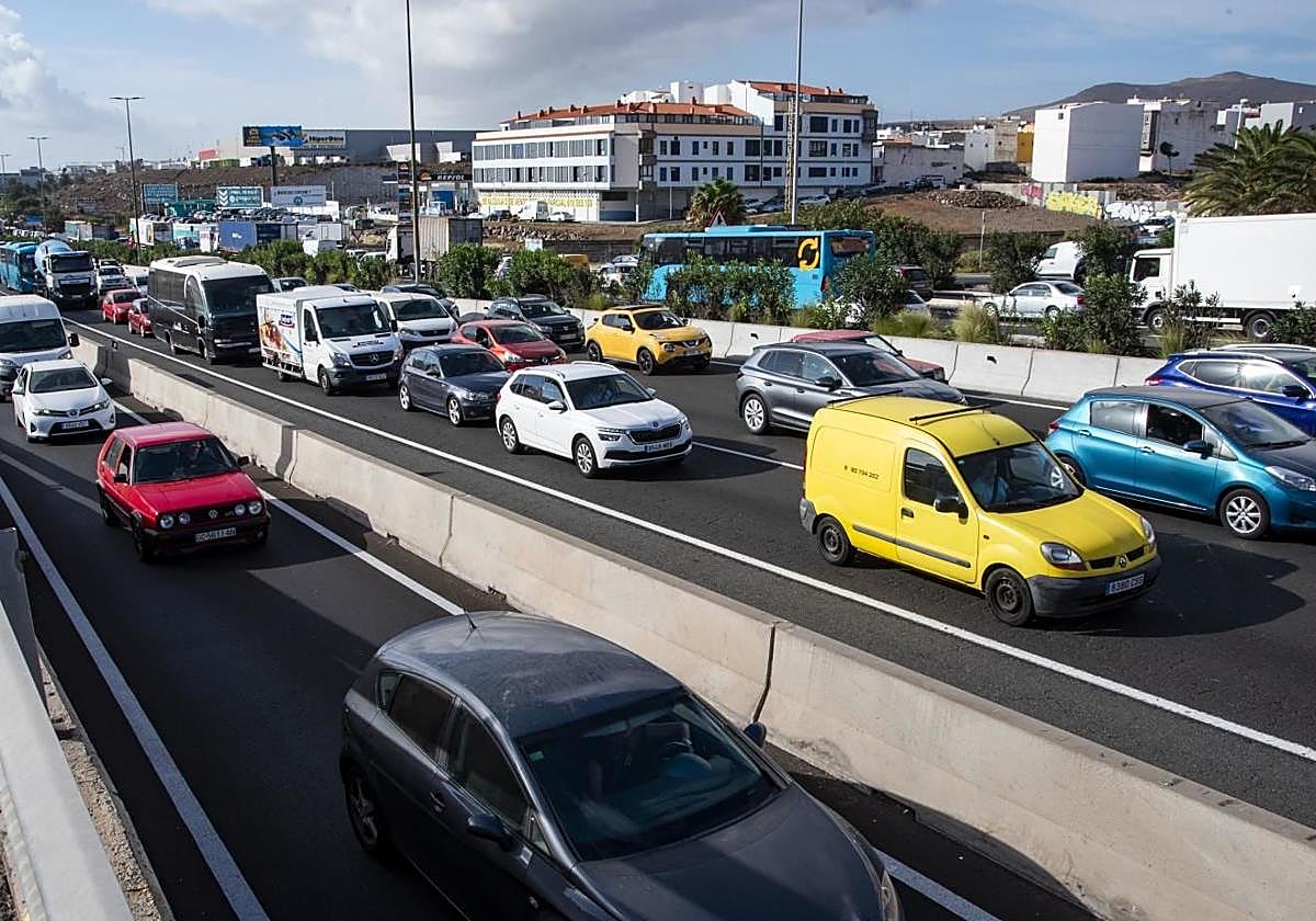 Atasco provocado en la GC-1 este lunes tras un accidente múltiple de cinco vehículos.