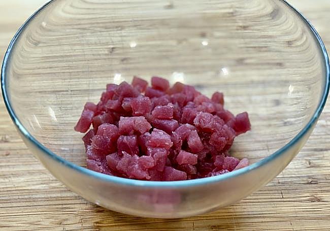 Cortamos el atún en dados