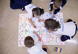 Imagen de archivo de niños pintando.