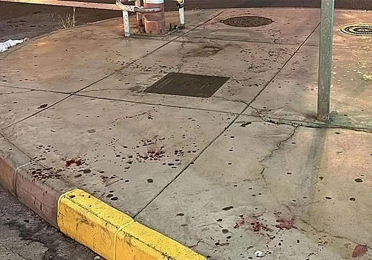 Rastro de la sangre que dejó el agredido sobre la acera.