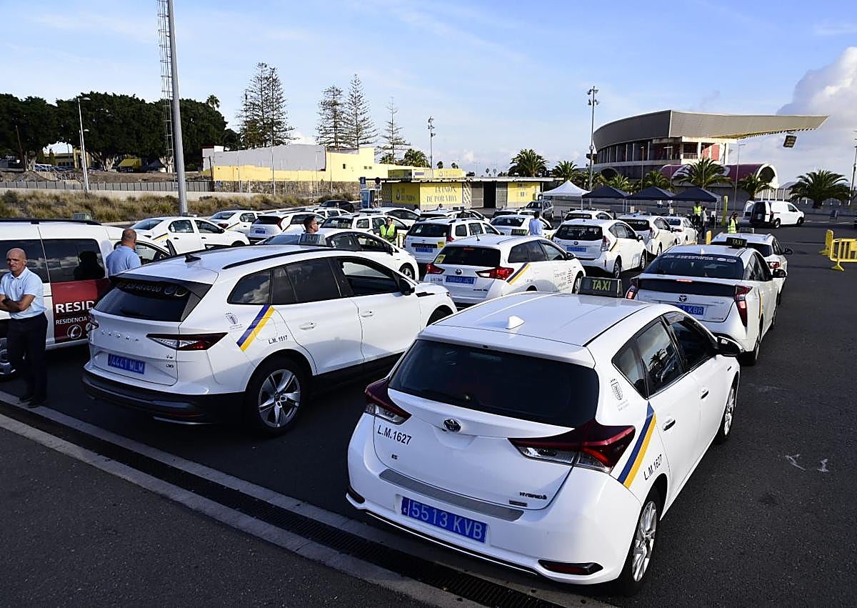 Imagen secundaria 1 - Varios momentos de la jornada de cambio de tarifas del taxi de Las Palmas de Gran Canaria. 