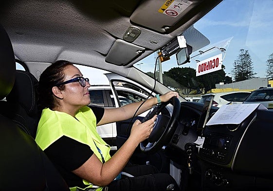 Una técnica introduce los nuevos precios en el taxímetro de un taxi de Las Palmas de Gran Canaria.