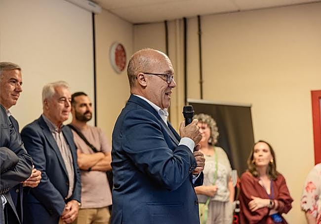 Em primer plano, Juan Antonio Alonso consejero delegado de GMR Canarias