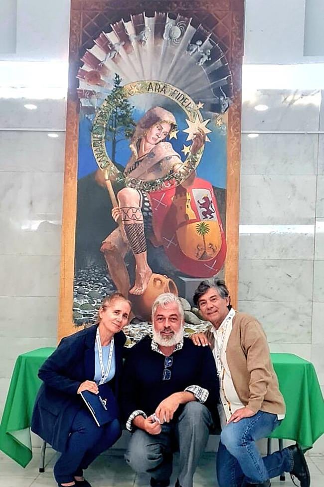 Momento del descubrimiento y cesión al Ilustre Ayuntamiento de Artenara de la obra pictórica 'La dama de Acusa (Bodas de la lluvia y Artenara)', de Raúl Juan Mendoza Ramos (centro). Le acompañan el director insular de Patrimonio Histórico, del Cabildo, Juan Sebastián López García, y la secretaria de la AAEC Henrietta Swan Leavitt, Rosetta Martorell Martinón.