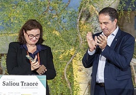 La periodista Ana Carbajosa recogió el premio de manos del viceconsejero de Bienestar Social, Francisco Candil.