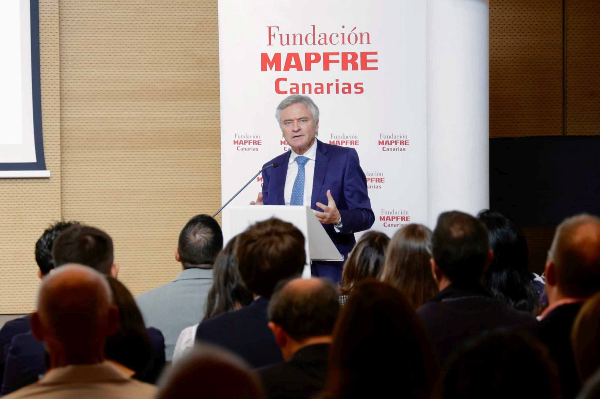 Imágenes del acto de entrega de los premios y becas MIR, de la Fundación Mapfre Canarias 2025