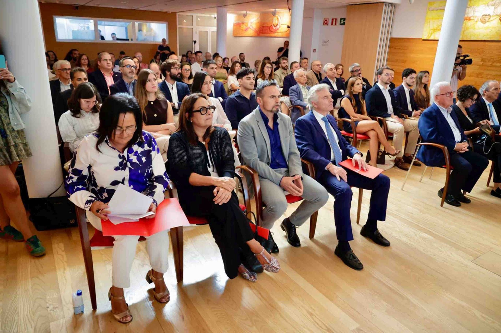 Imágenes del acto de entrega de los premios y becas MIR, de la Fundación Mapfre Canarias 2025