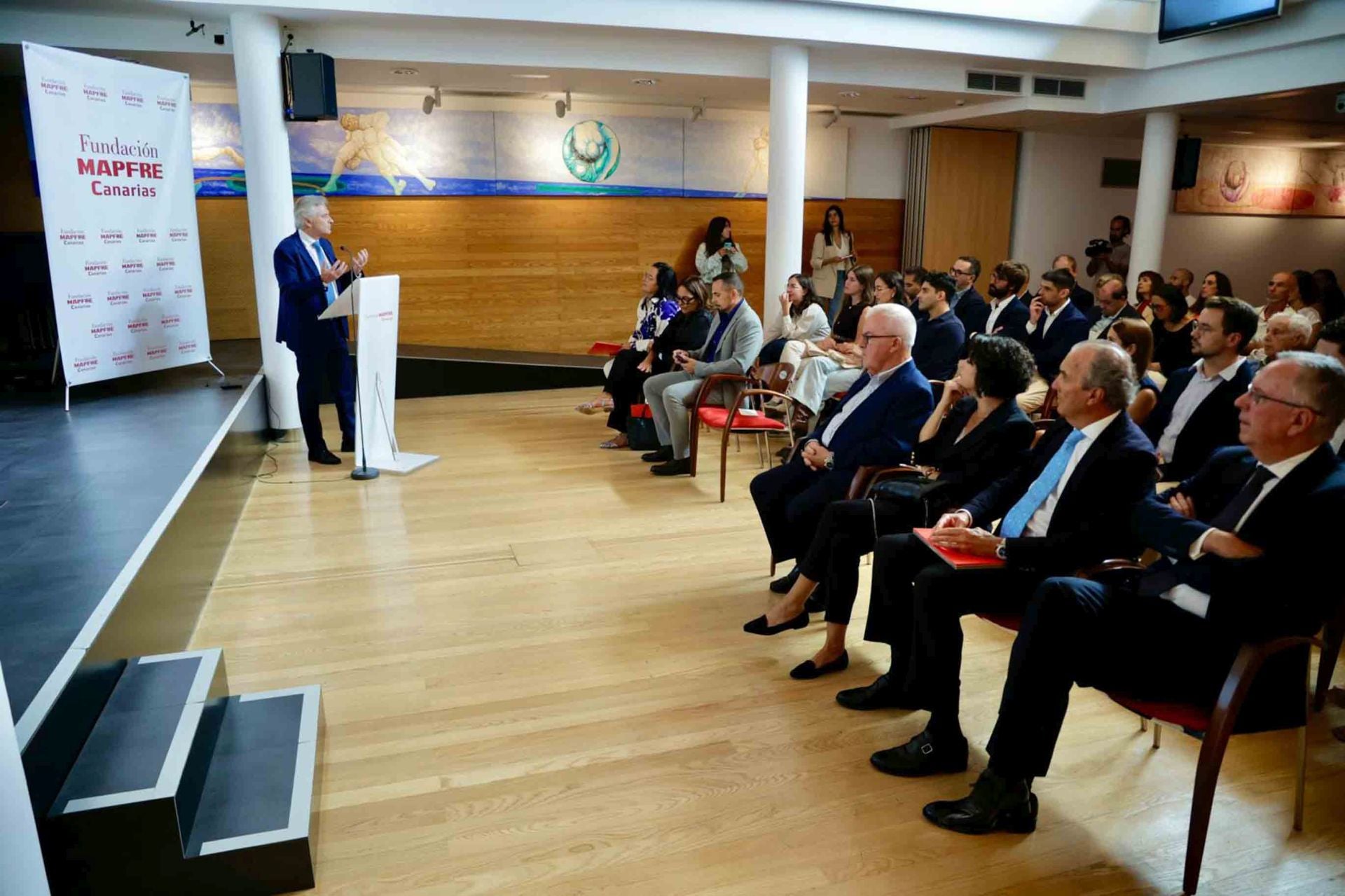 Imágenes del acto de entrega de los premios y becas MIR, de la Fundación Mapfre Canarias 2025