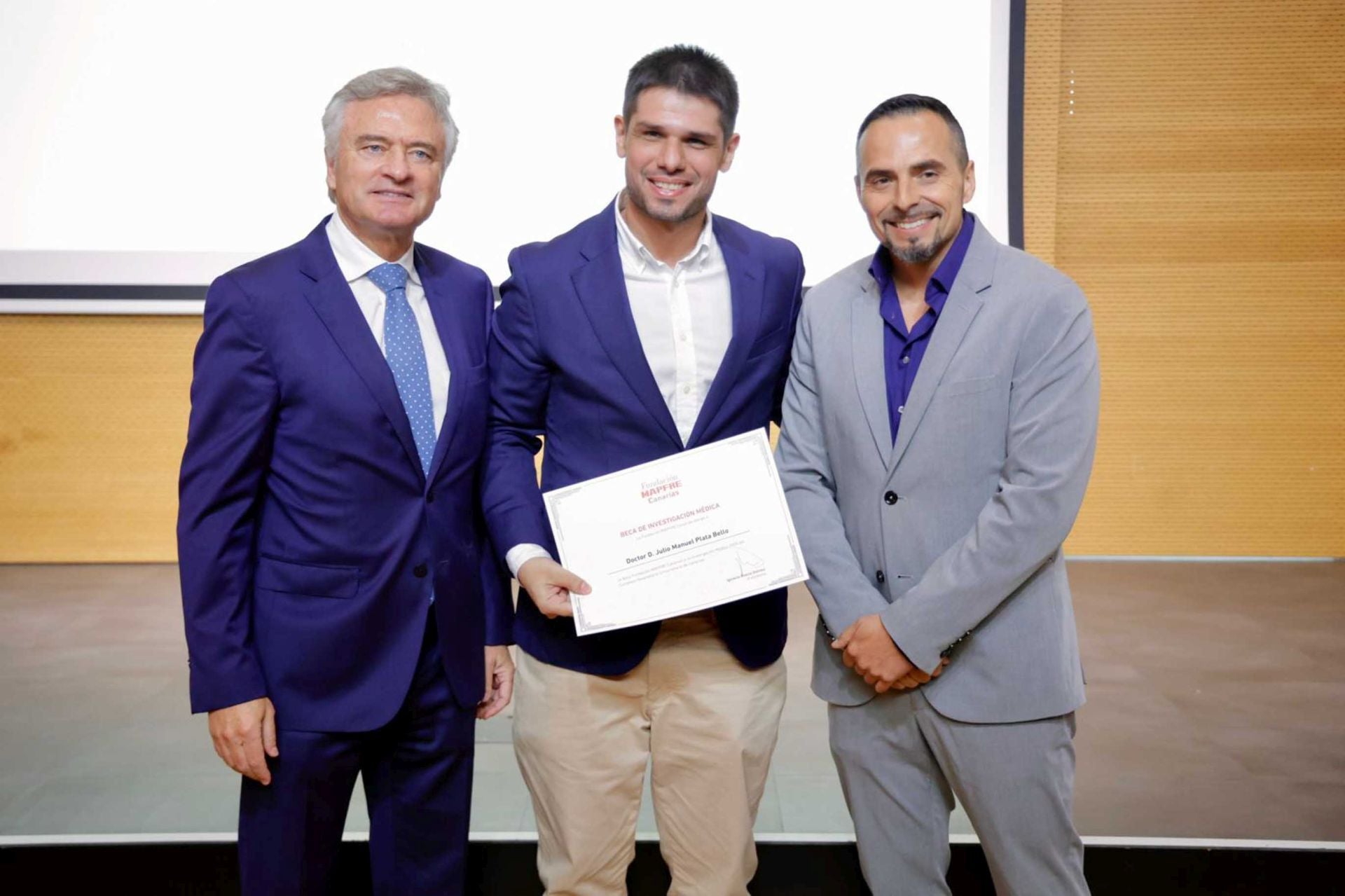 Imágenes del acto de entrega de los premios y becas MIR, de la Fundación Mapfre Canarias 2025