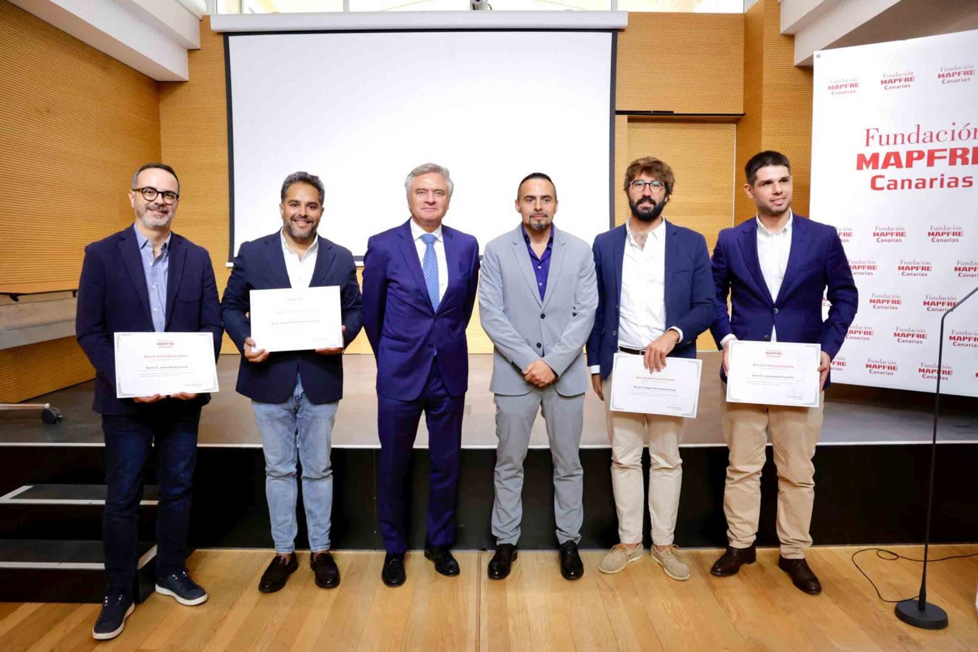 Imágenes del acto de entrega de los premios y becas MIR, de la Fundación Mapfre Canarias 2025
