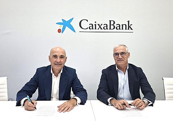 El director de AgroBank, Jaime Campos, y el director general de la FEV, José Luis Benítez, reafirman su compromiso con el sector del vino en España.