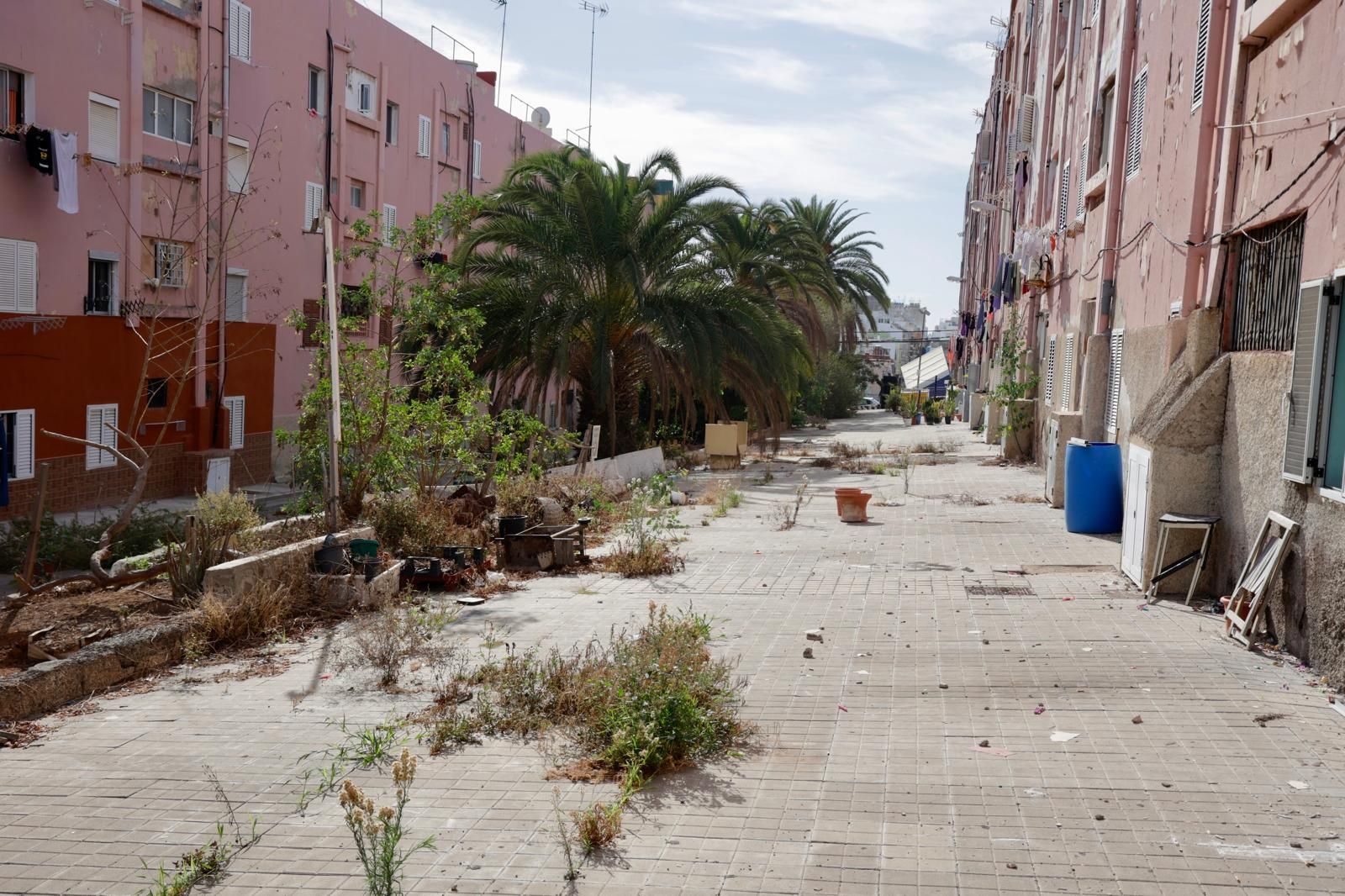 Vecinos de Escaleritas denuncian el mal estado de sus patios interiores