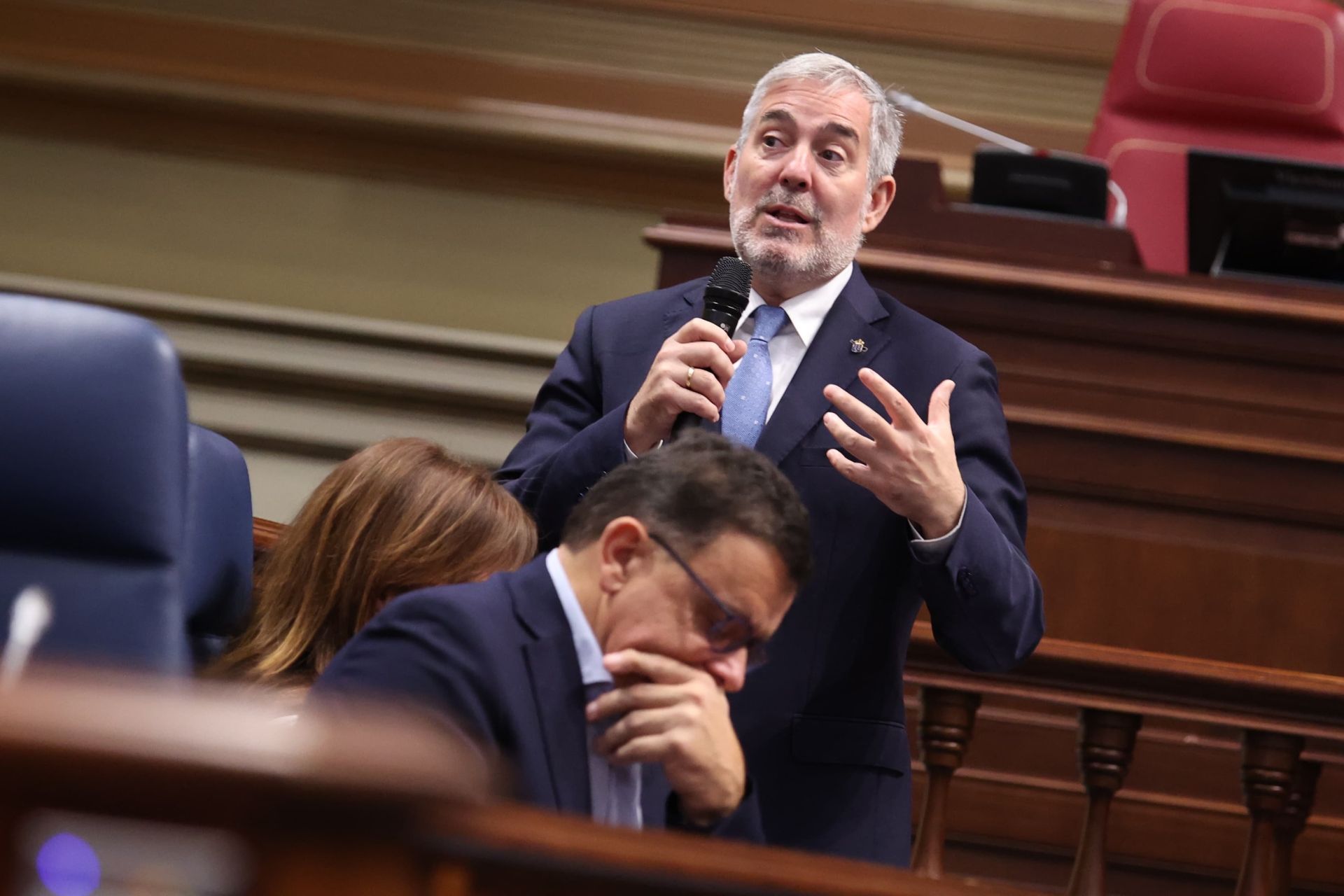 El presidente de Canarias, Fernando Clavijo, en el pleno del Parlamento este miércoles.