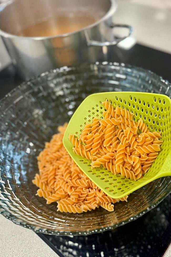 Escurrimos la pasta ligeramente