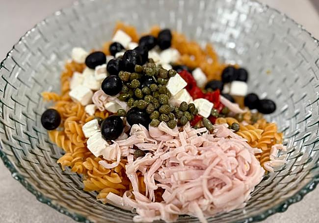 Añadimos las aceitunas y las alcaparras