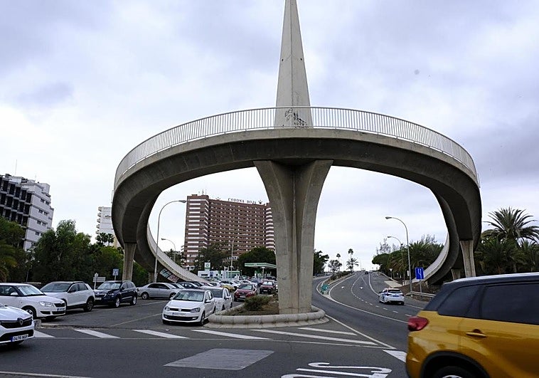 Intersección que será mejorada por el Ayuntamiento. El pilón de la imagen dificulta mucho la visibilidad en la conexión actual entre ambas vías.