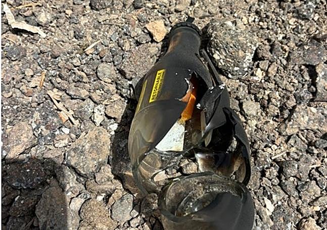 Uno de los cócteles molotov que el agresor lanzó contra el coche particular de un guardia civil en Fuerteventura.