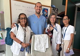 Montserrat González Platas, neuróloga y promotora de esta consulta monográfica sobre el dolor neuropático, junto a los otros profesonales que atienden a los pacientes en el Hospital de Fuerteventura.