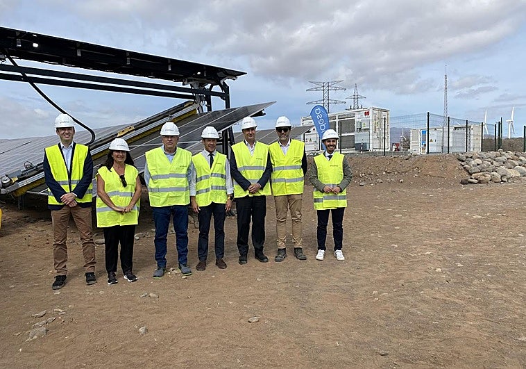 Foto de familia tras la inauguración de la planta solar de El Matorral.