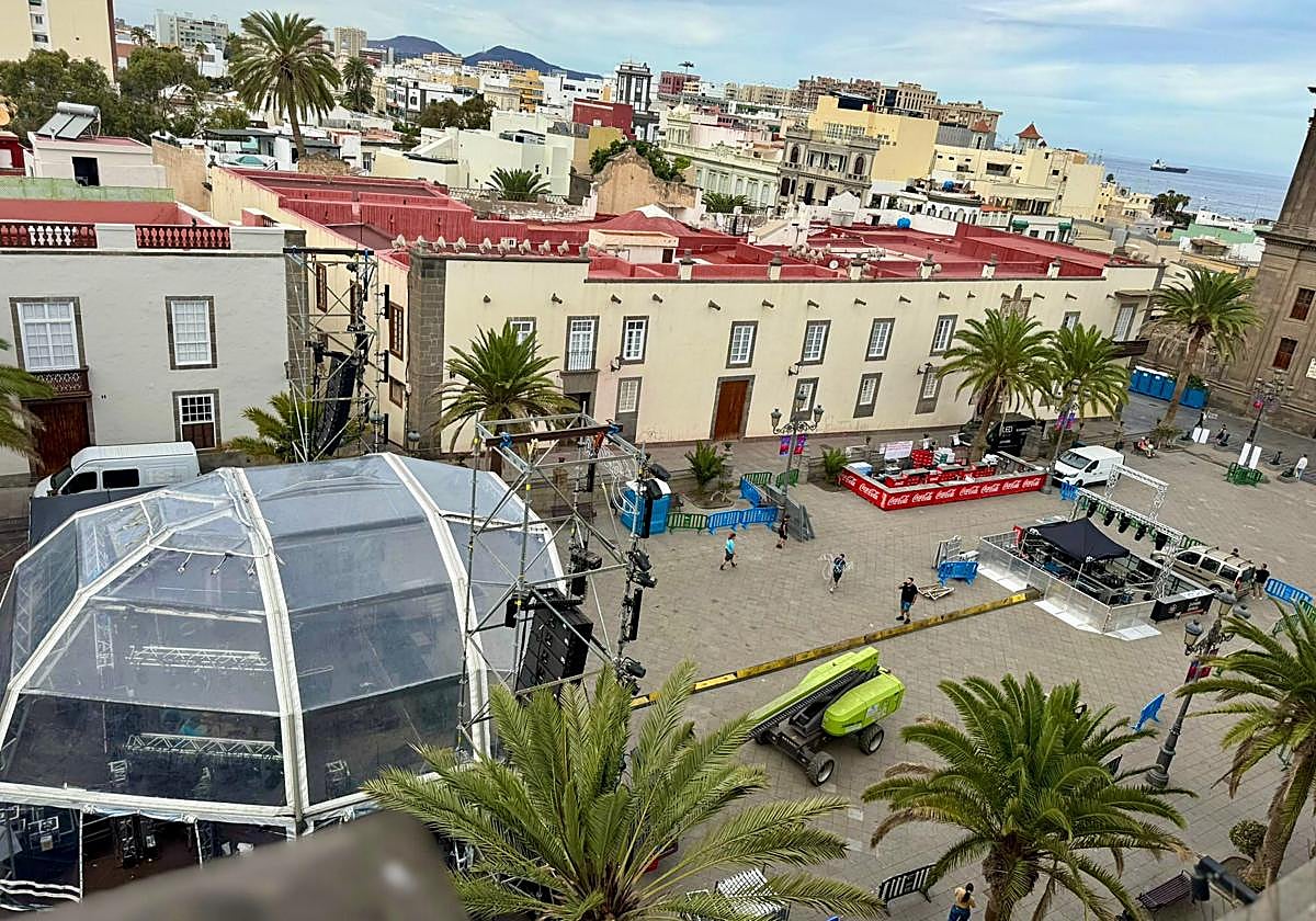 El escenario ya ocupa la plaza del centro histórico de la capital grancanaria.