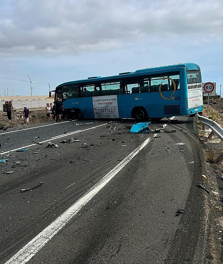 Imagen secundaria 2 - Muere una persona en un accidente entre un coche y una guagua en la GC-500, a la altura de Juan Grande