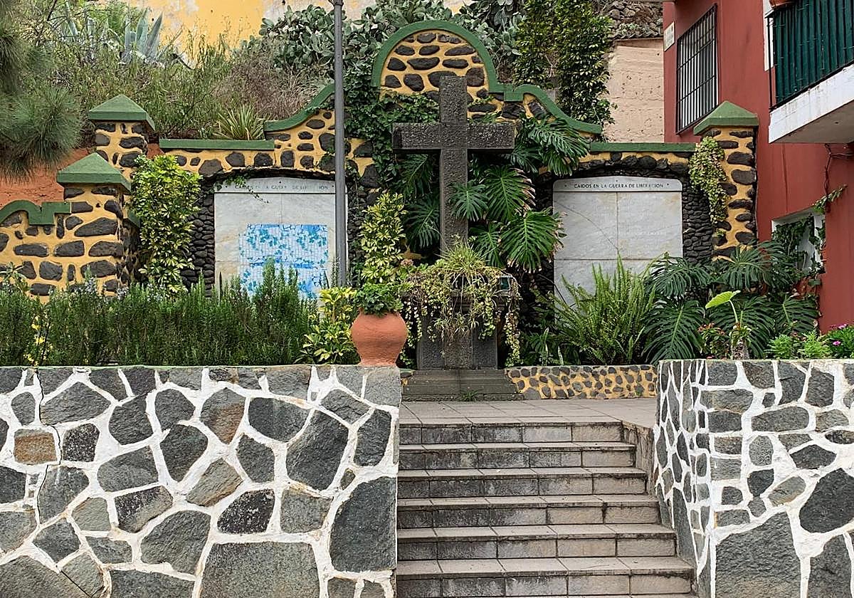 Vista del Monumento a los Caídos que sigue existiendo en Santa Brígida.