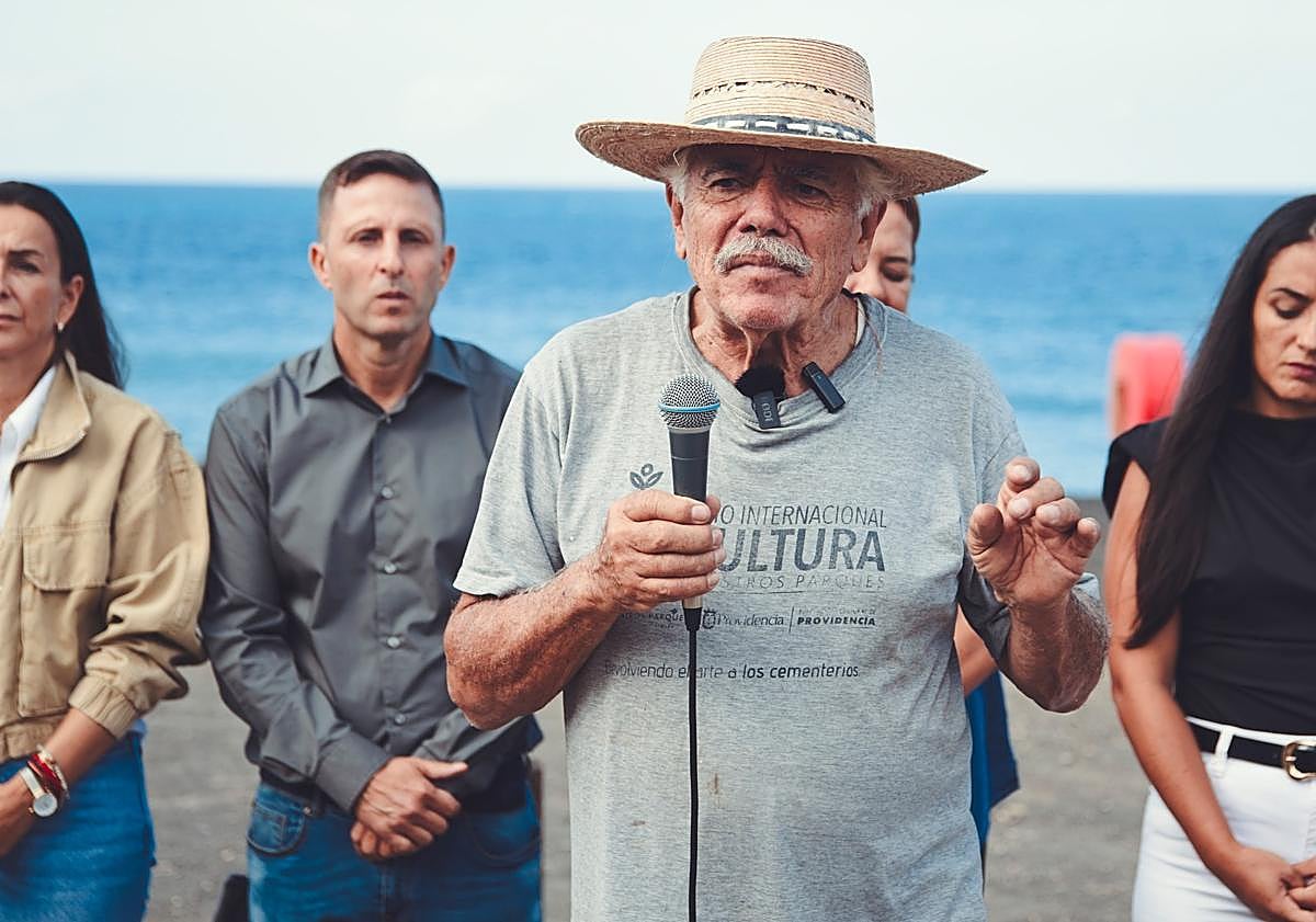 Imagen principal - Cuatro de los escultores que elaborarán sus piezas a la vista de turistas y vecinos.