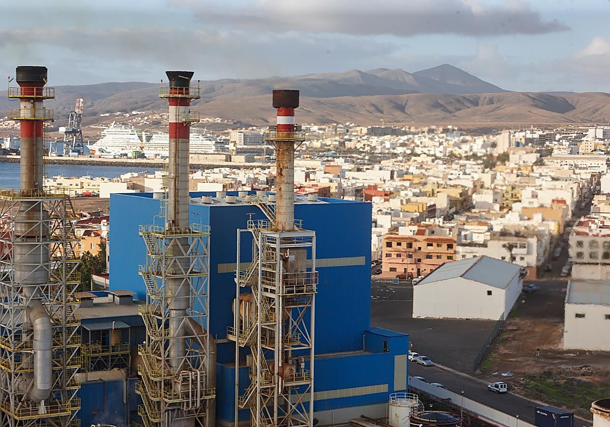 Chimeneas de la central eléctrica de El Charco, en Puerto del Rosario.
