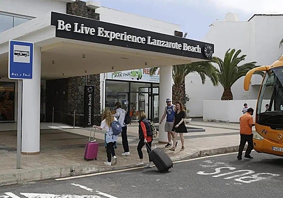 Hotel en Costa Teguise recibiendo huéspedes.