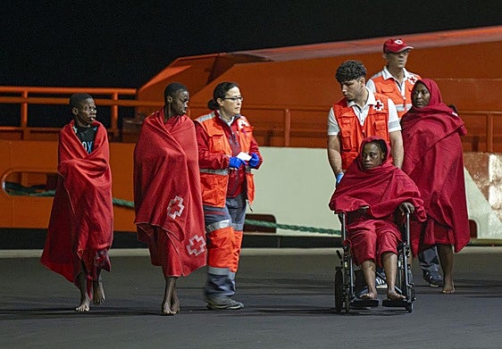 Parte de las personas rescatadas este jueves en el naufragio de Lanzarote.