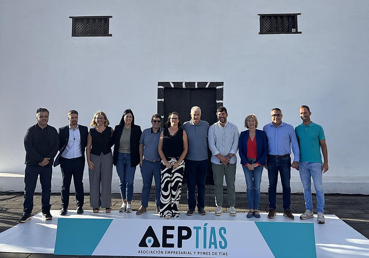 Presentación en sociedad hecha en la plaza de la ermita de San Antonio.