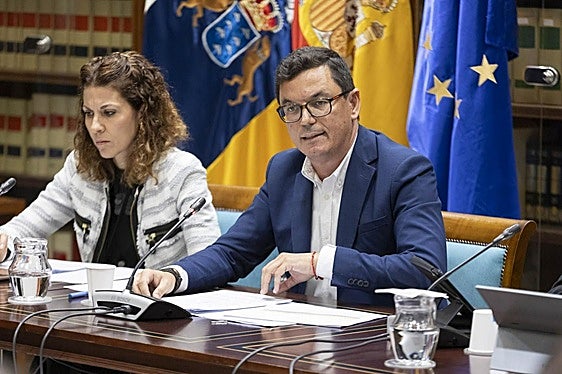 El consejero de Obras públicas, Vivienda y Movilidad, Pablo Rodríguez, en una intervención del Parlamento de Canarias.