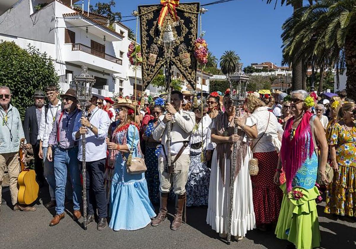 Romería de peregrinación de la virgen del Rocío para realizar una ofrenda floral a Nuestra Señora del Pino de años anteriores, en Teror.