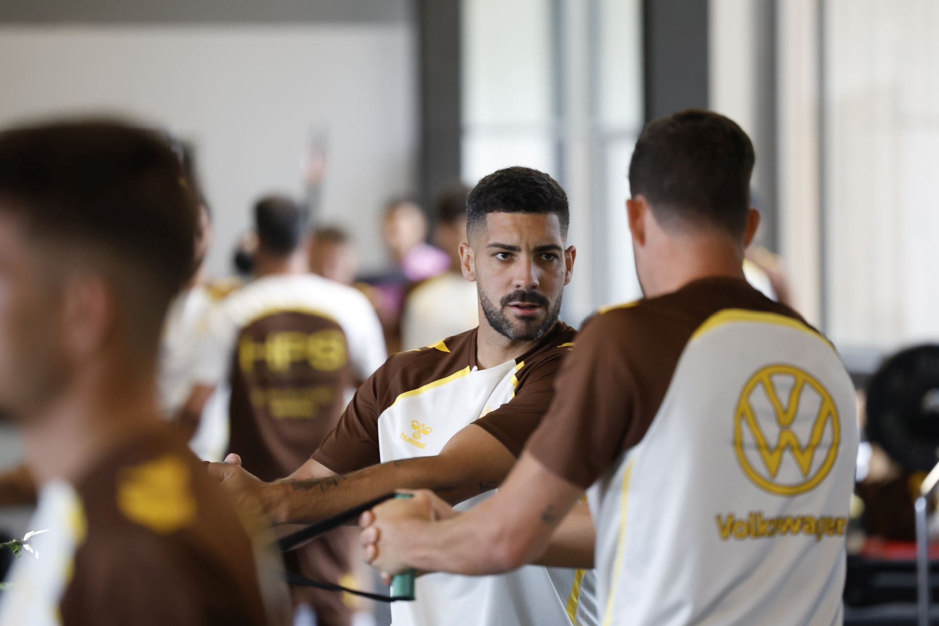 Álex Suárez lucha por un sitio en el once.