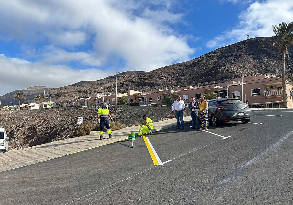 El alcalde de Pájara, Alejandro Jorge, y los concejales, en los nuevos aparcamientos cercanos al colegio Morro Jable II.
