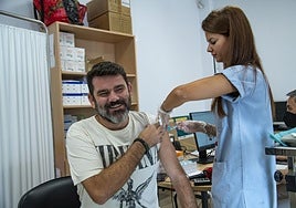 Una enfermera vacuna a un hombre contra la gripe en el centro de salud de Alcaravaneras en 2024.