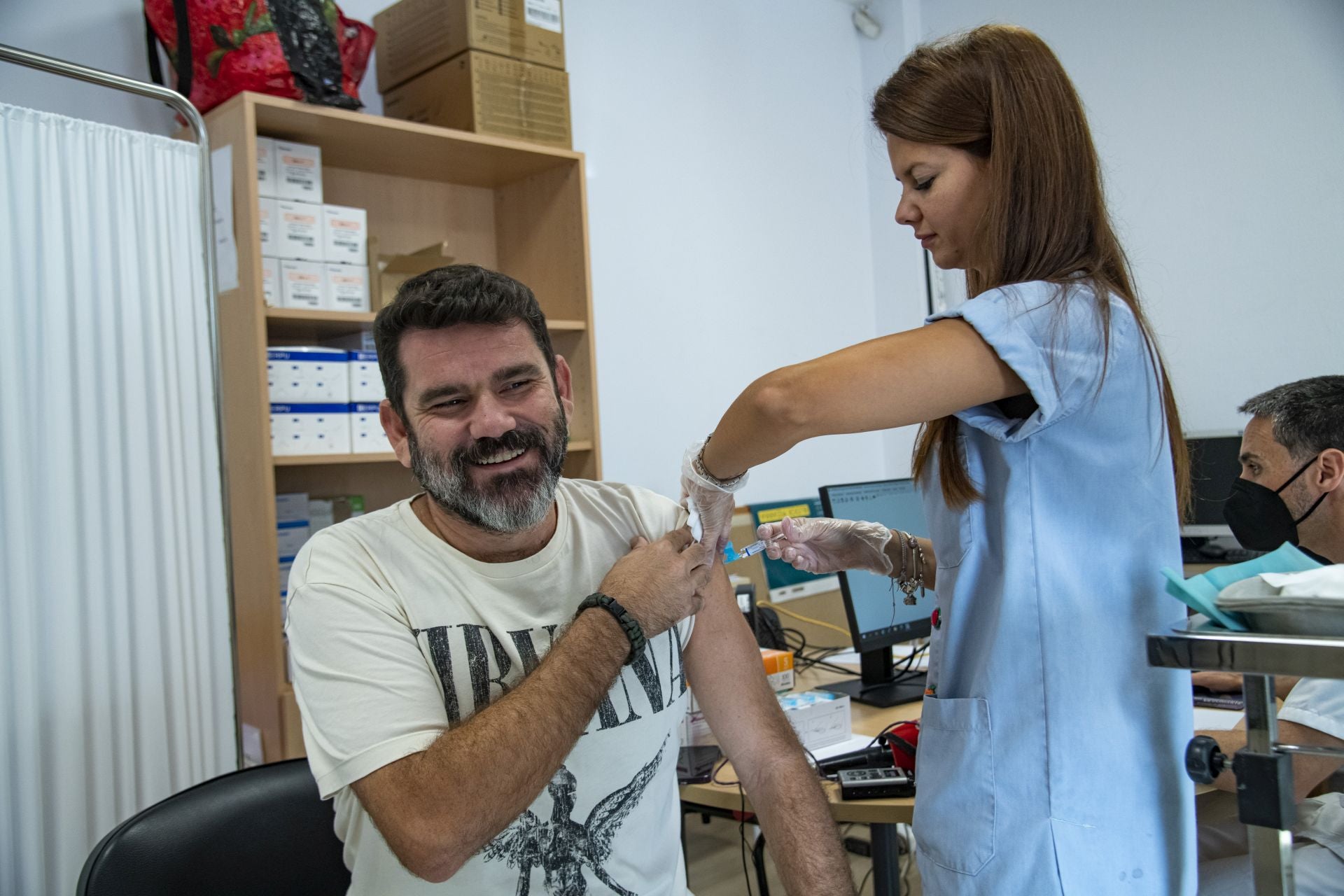 Una enfermera vacuna a un hombre contra la gripe en el centro de salud de Alcaravaneras en 2024.