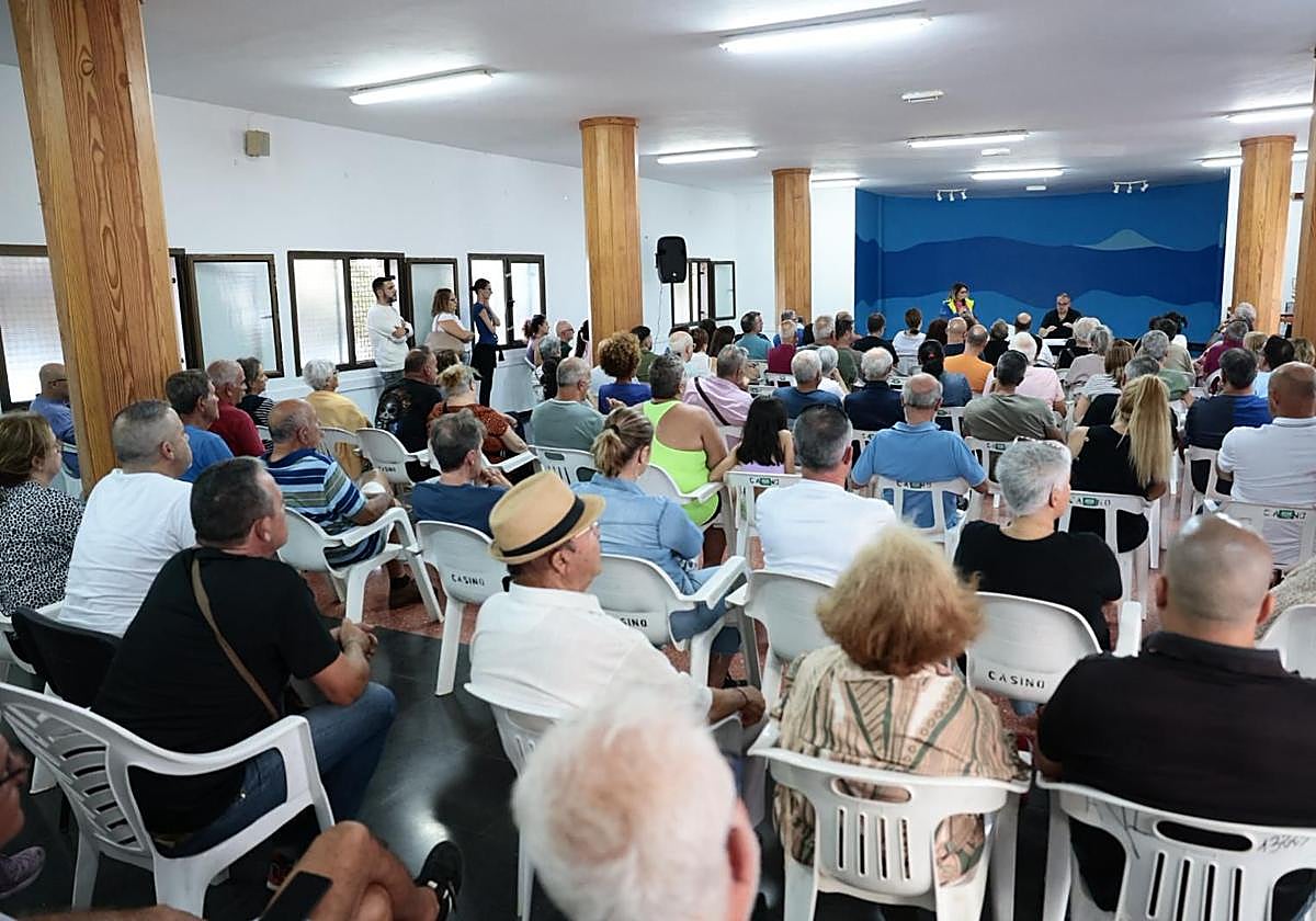 Reunión informativa del Ayuntamiento con los vecinos de El Burrero, el pasado viernes.