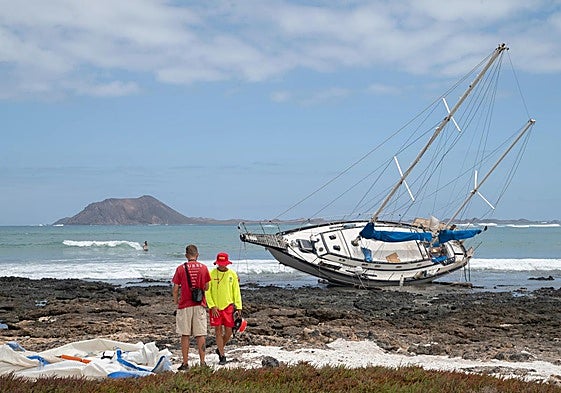 Velero encallado el pasado 26 de agosto de 2025 frente a Lobos, en la playa del Medio, en Corralejo, y retirado el 26 de septiembre.