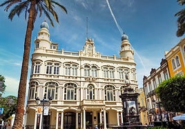Fachada del Gabinete Literario.