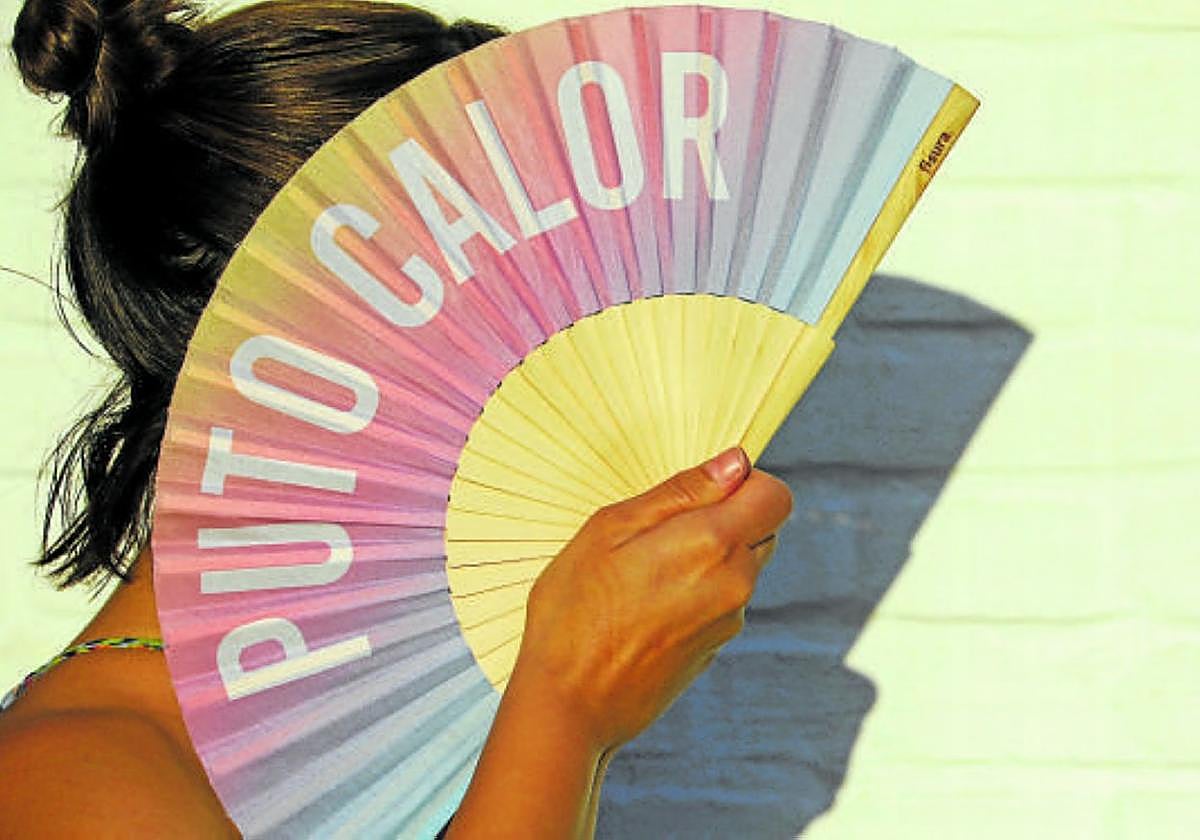 El abanico es el principal aliado de las mujeres que atraviesan por este periodo de la vida.