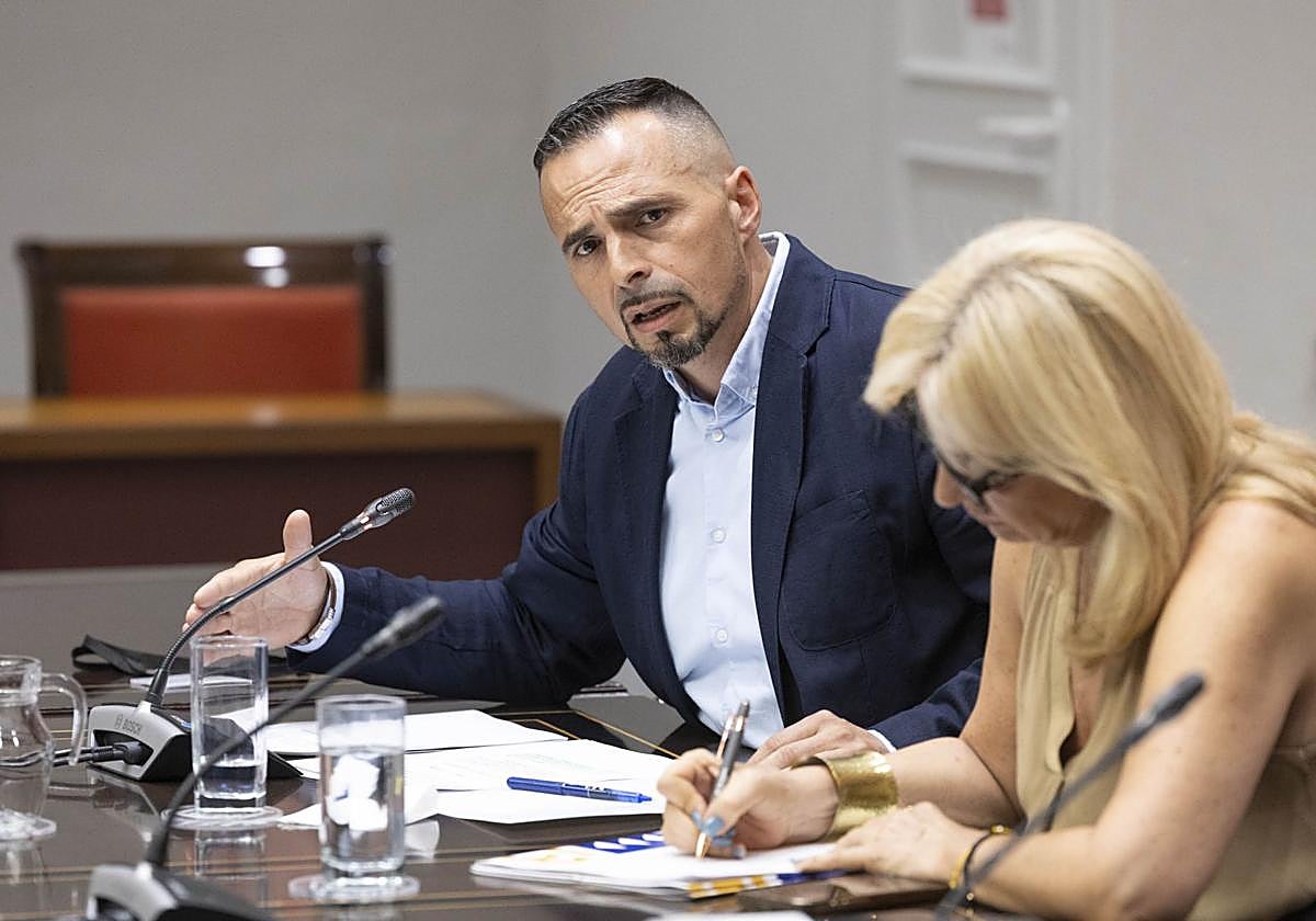 Bronco debut parlamentario del director del SCS al revelar datos médicos de un diputado de NC