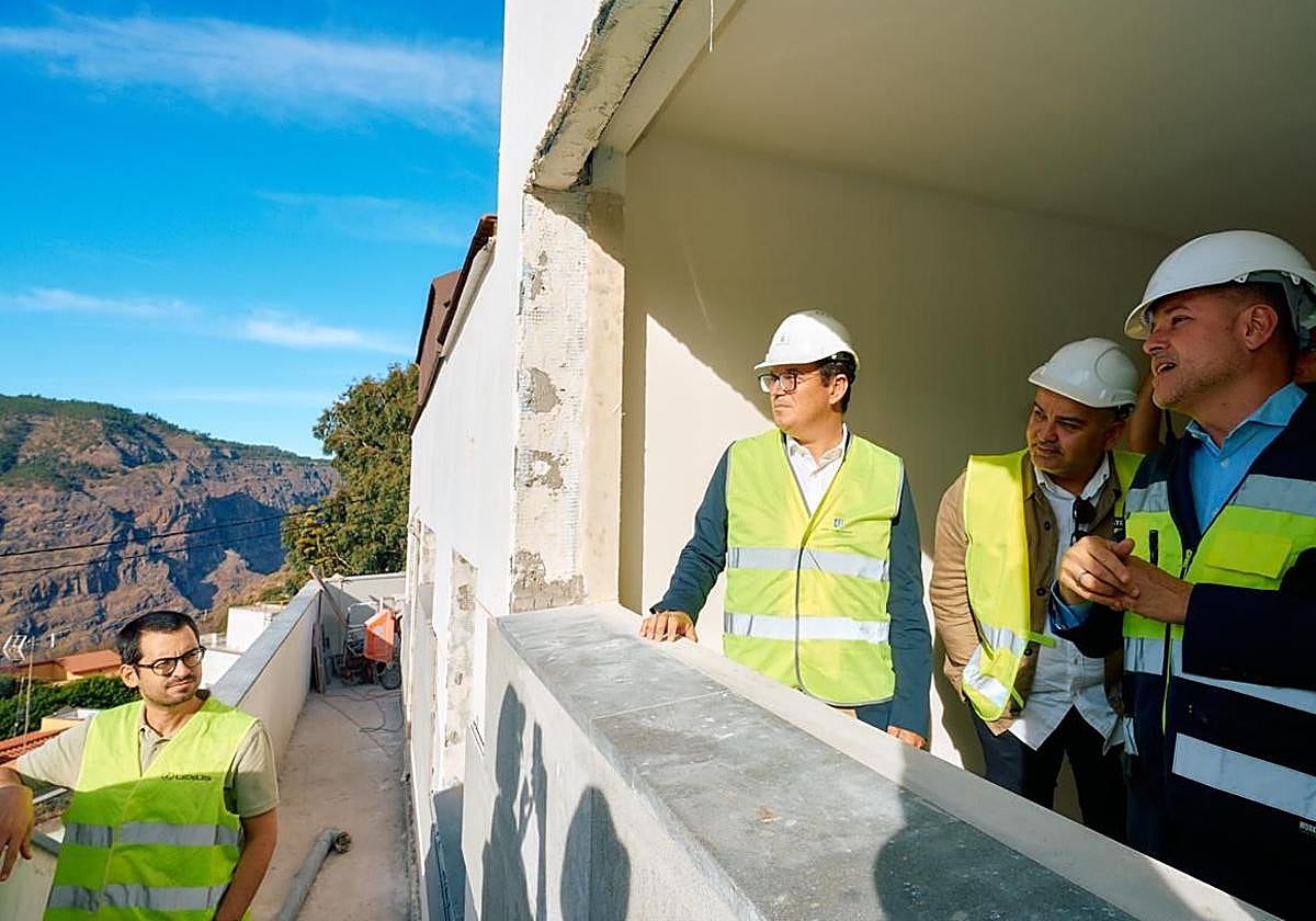 Visita del consejero de Vivienda del Gobiernod e Canarias, Pablo Rodríguez, a las obras de siete nuevas viviendas en Caideros de Gáldar.