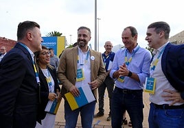 Juan Antonio Peña (centro) en la inauguración del primer congreso de Municipalistas Primero Canarias.
