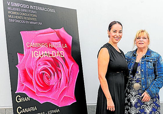 Isabel Costes y Guacimara Medina presentaron el Simposio este viernes.